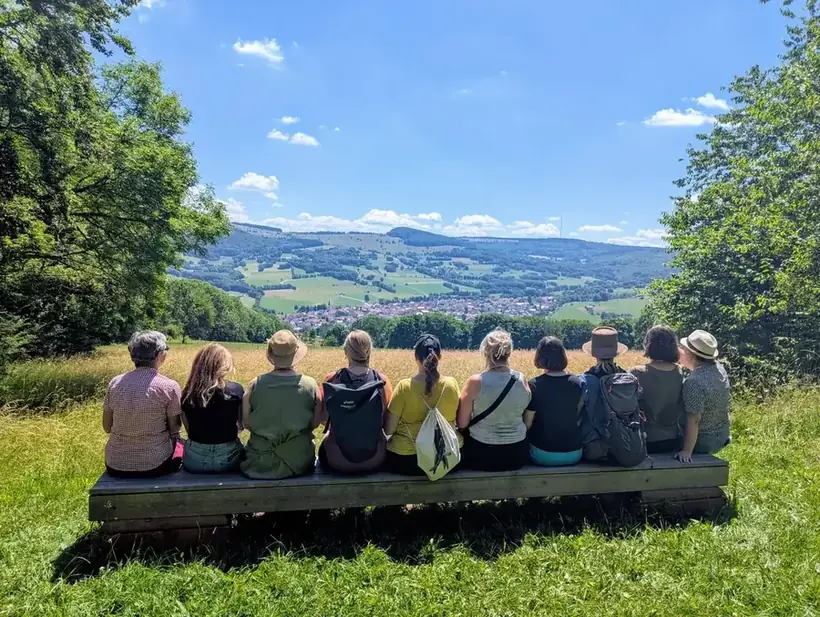 Das Team der Therapiepraxis Birkenbach mit Blick über die Rhön bei Hofbieber